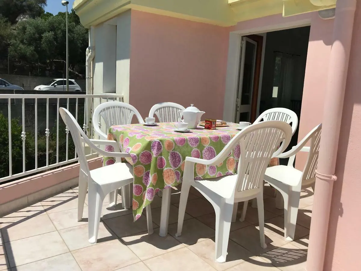 דירות קאלה גונונה Casa Rosa 0*,  איטליה